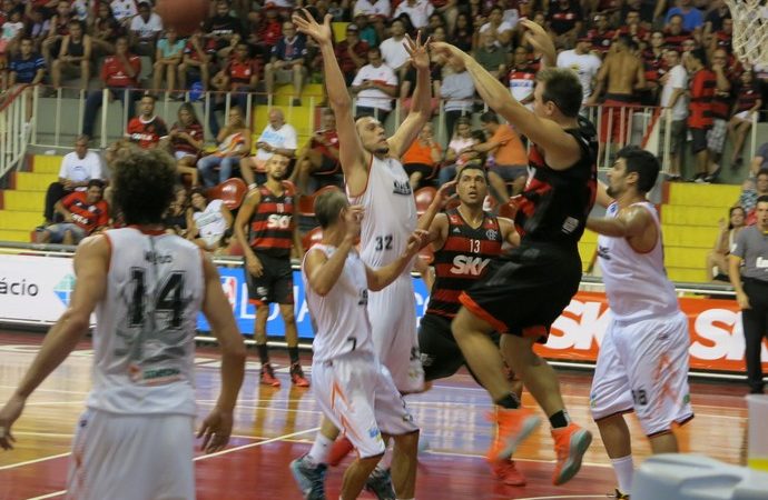 NBB: FlaBasquete oscila, mas passa pela LSB