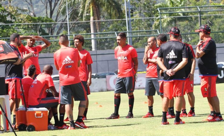 Em dia de reapresentação jogadores do Flamengo já trabalham no campo