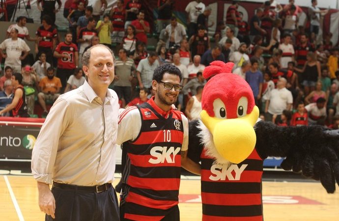 Com Ronald Ramon e Helen na torcida, Flamengo bate Macaé e faz a quina