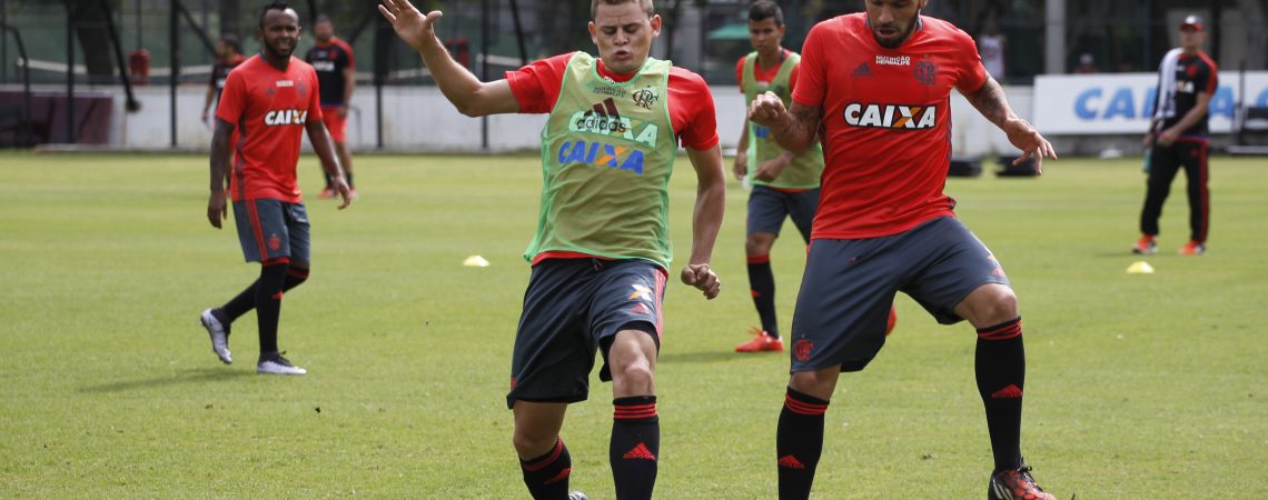 Cuéllar faz primeiro treino junto com elenco do Flamengo