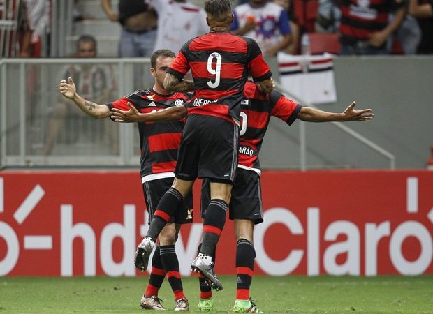 Trio do Flamengo erra apenas cinco passes e ocupa todo meio de campo