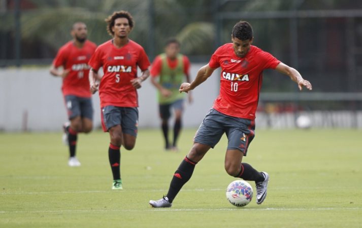 Sem Juan e Mancuello, Flamengo treina com César Martins e Ederson