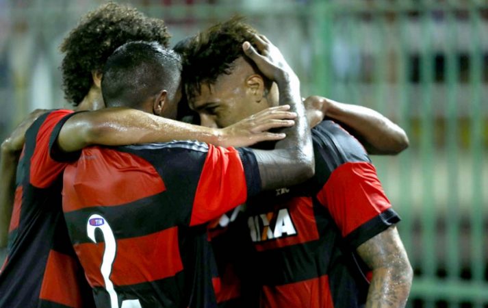 Em noite de Arão e Guerrero, Flamengo goleia Portuguesa com facilidade