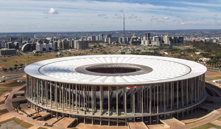 “Mané Garrincha, o colossal elefante branco”