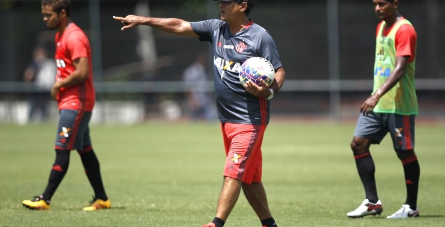 Muricy faz últimos ajustes na equipe em treino tático