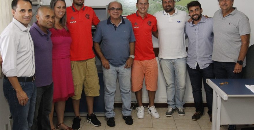 Flamengo renova contrato de Léo Duarte e Matheus Savio