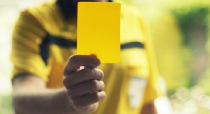 Apesar da expulsão de Carlinhos, Flamengo é o clube com menos cartões no Brasileirão 2024; veja ranking