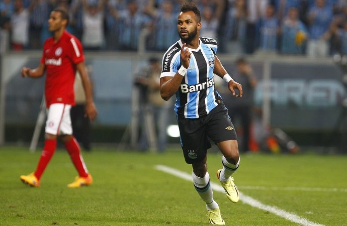 Fernandinho deve acertar sua ida para o Flamengo nas próximas horas, diz repórter