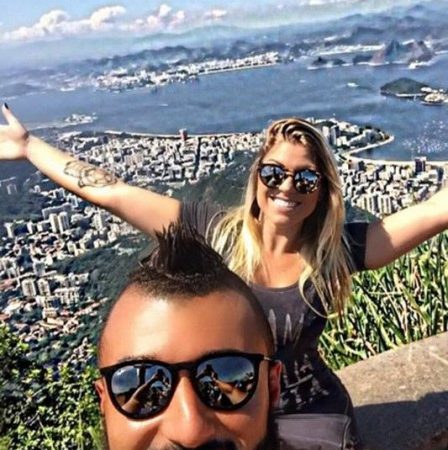 Alex Muralha curte a folga com a bela mulher no Rio de Janeiro