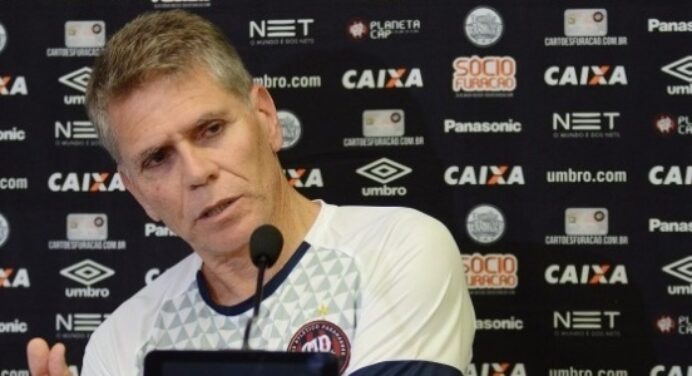 Autuori preocupado com lado direito do ataque do Fla: “muito forte”