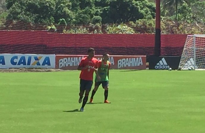 Ederson parece ter agradado técnico Muricy Ramalho e treina entre os titulares