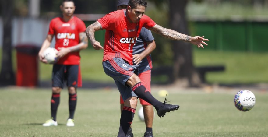 Nem no treino? Em atividade descontraída, Guerrero foi o único que não acertou o gol