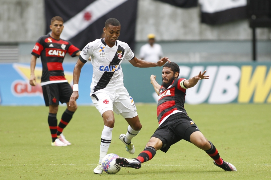 Dupla de zaga do Flamengo enche Riascos de ‘presentes’ no clássico