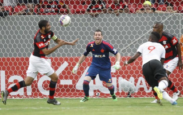 ‘Cabeça de técnico é igual a ‘kinder ovo’, uma caixinha de surpresa. Wallace não pode ser titular’