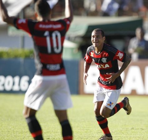 Hora de mudar o esquema? Flamengo rende mais com dois meias e Mancuello vem aí