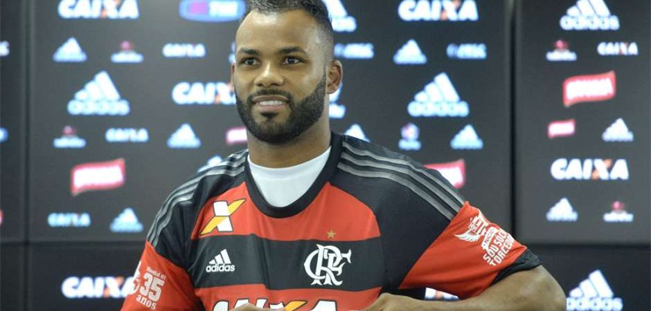 Fernandinho já pode estrear, mas Muricy adota cautela