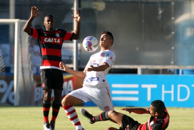 Juan recebe o terceiro cartão amarelo e está fora da semifinal