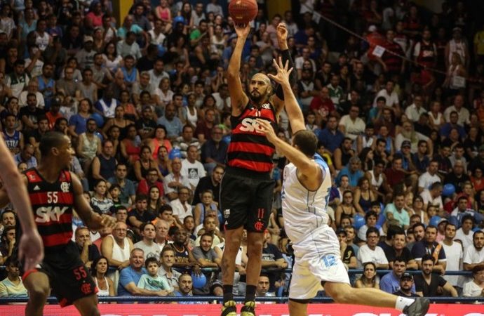 FlaBaqueste ignora a falta de ritmo, bate o Rio Claro e sai na frente nas quartas