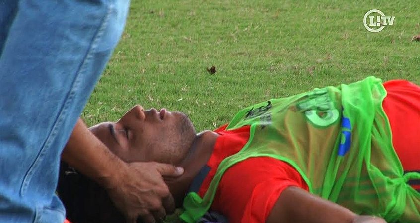 Vídeo: Jorge cai com dores e sai de campo desacordado em treino no CT