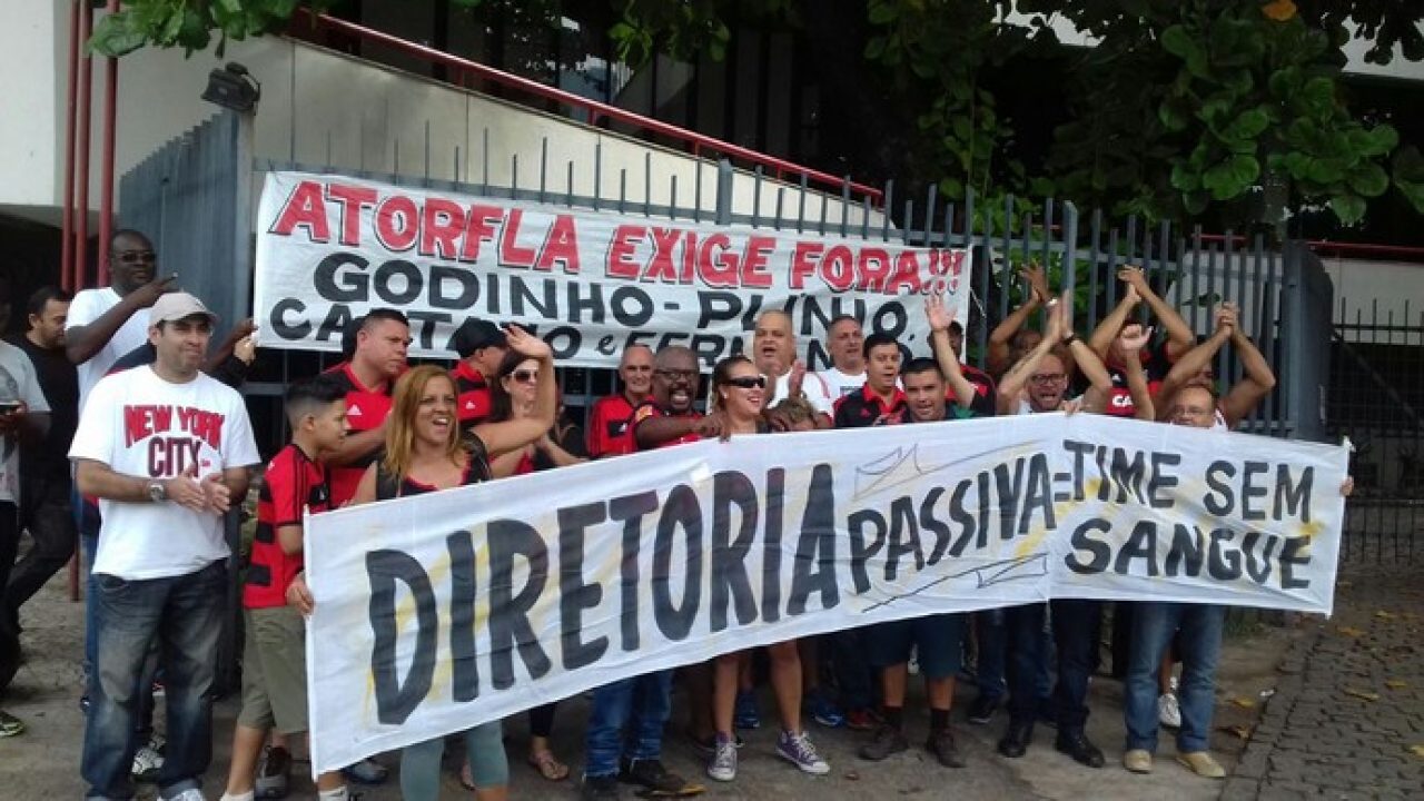 Gavea Ferveu Protesto Tem Nariz De Palhaco Faixa E Palavroes Fora Flamengo Coluna Do Fla