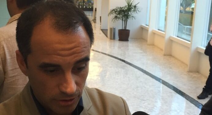 Rodrigo Caetano diz que Wallace continua fora e desconversa sobre Juninho