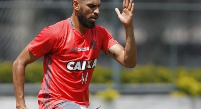 Fla rejeita Wallace por Fernandinho e multa ex-capitão