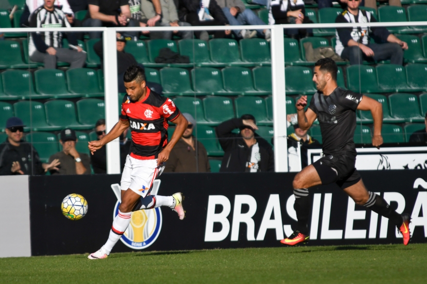 Zé Ricardo diz que o Flamengo tem opções para a camisa 10 e defende Mancuello