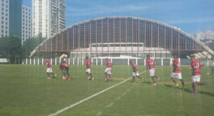 Em partida emocionante, Flamengo e Botafogo ficam no empate no primeiro jogo da final da Taça Guanabara sub-17