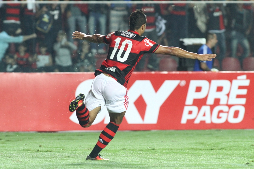 Ederson desencanta e Flamengo vence o Inter em Cariacica