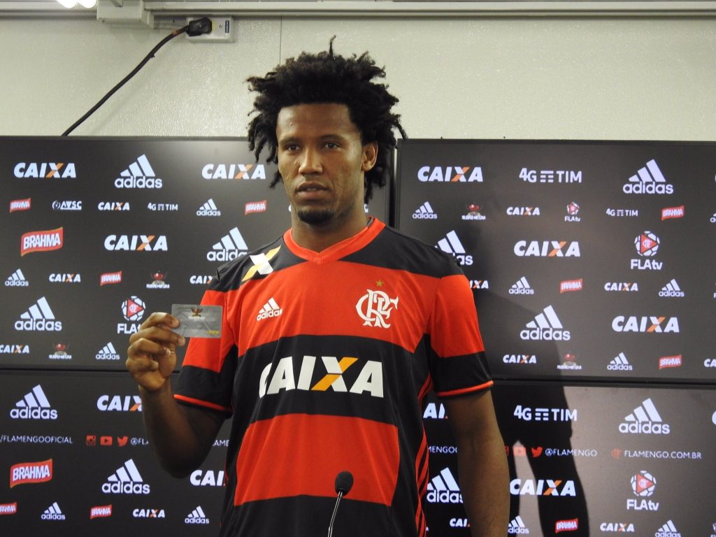 Flamengo apresenta Rafael Vaz, que deve estrear contra o Figueirense