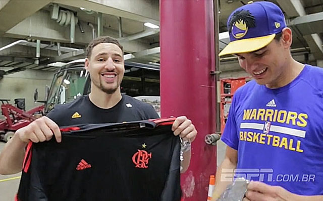 Após citar o Fla em entrevista, Klay Thompson recebe presente de Varejão