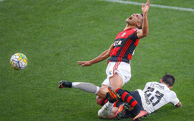 Fagner com a bola no jogo contra o São Paulo