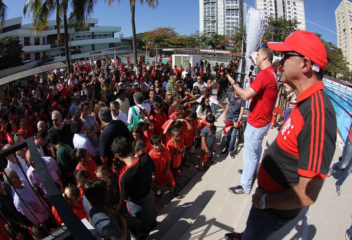 O presidente Eduardo Bandeira de Mello e Alexandre Póvoa, durante inauguração da piscina (Foto: Divulgação/Flamengo)