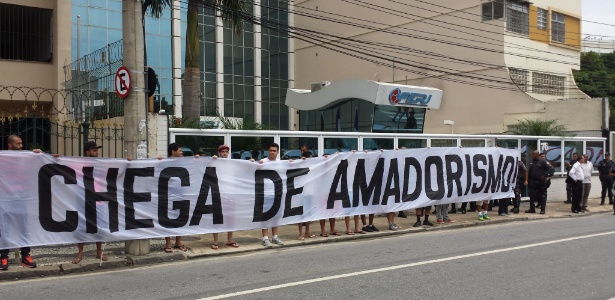 torcedores-de-fla-e-flu-protestam-em-frente-a-sede-da-ferj-1454077347784_615x300[1]