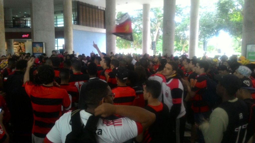 Que torcida! Nação em peso no aeroporto para recepcionar Diego. Acompanhe