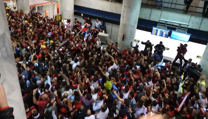 torcida_do_flamengo_no_aeroporto_GCnPKqT[1]