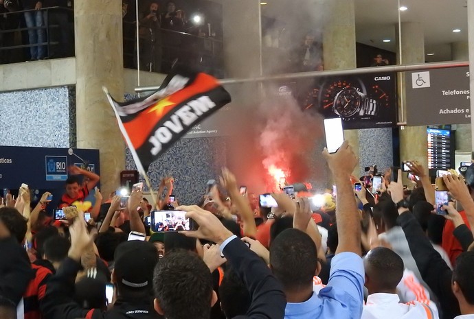 torcida_flamengo_sinalizador_aeroporto_NPT6IJW[1]