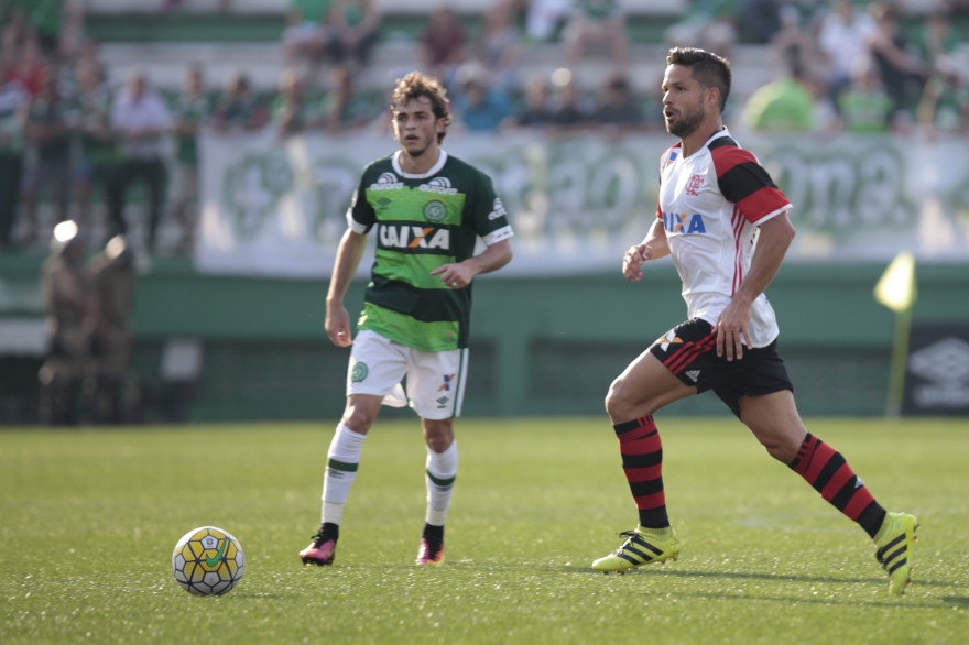 Diego e Damião marcam, Flamengo vence a Chapecoense e vira vice-líder