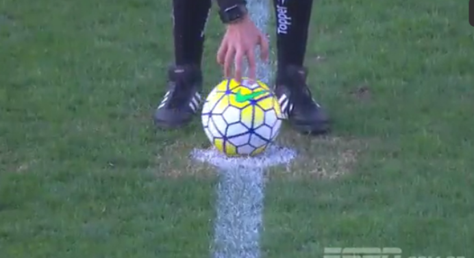 Árbitro de Coritiba x Fla abre chiclete e esconde papel embaixo da bola