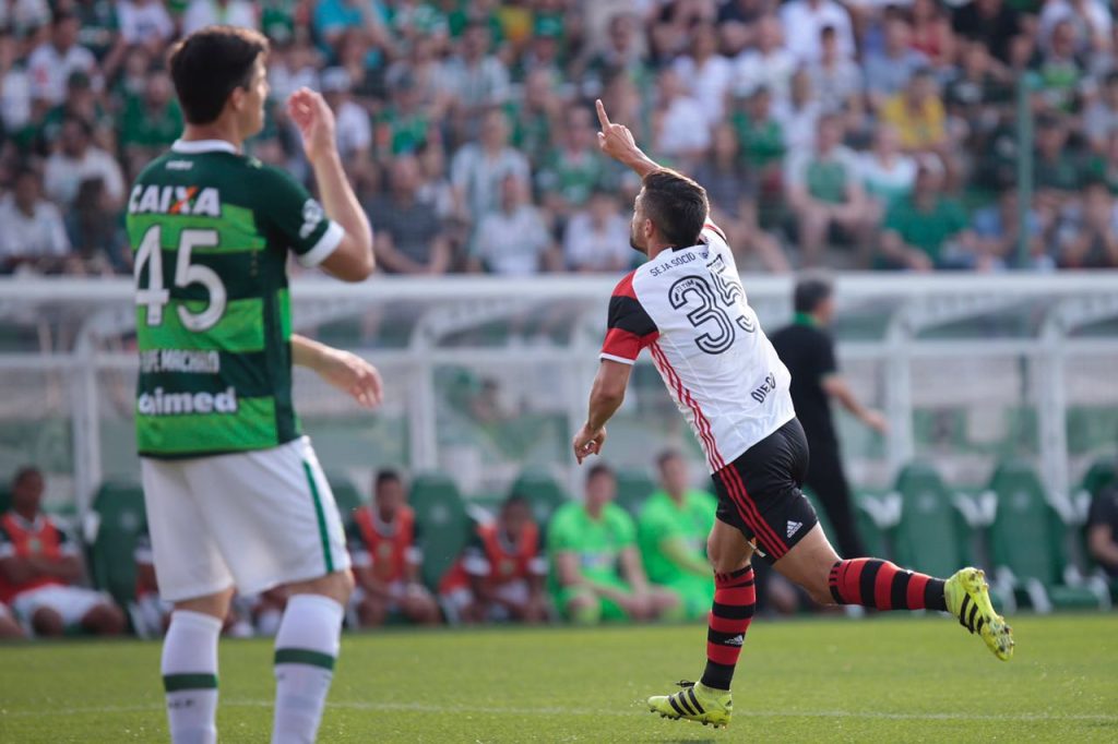 Pela 1ª vez com todas as estrelas, Flamengo bate Chapecoense e sobe para segundo