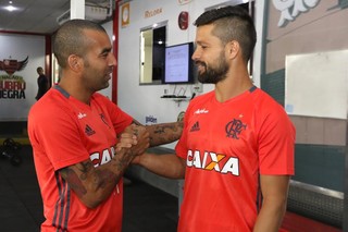 Sheik cumprimenta Diego: atacante deve deixar o Fla para defender o Inter (Foto: Gilvan de Souza/Flamengo)