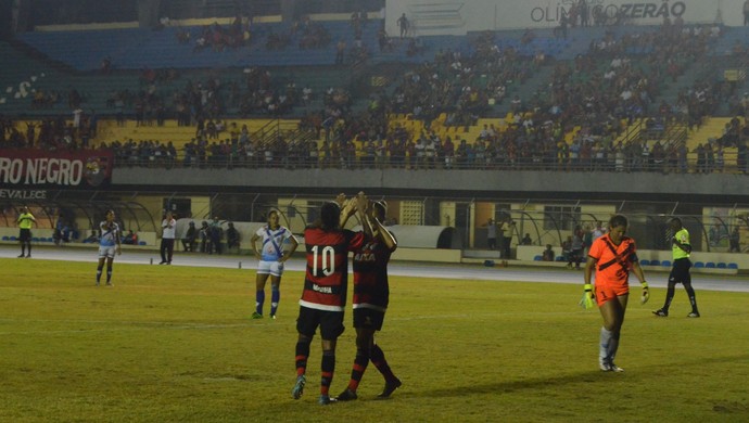 Jogadoras comemoram após gol do rubro-negro no estádio Zerão, em Macapá (Foto: Abinoan Santiago/GE-AP)