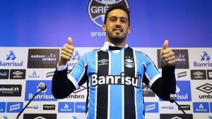 Edílson é o dono da lateral-direita do Grêmio após período ruim no Corinthians. Foi liberado pelos paulistas e chegou sem custos.