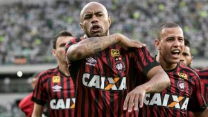 Zagueiro Thiago Heleno chegou a ser alvo do Santos, mas acertou com o Atlético-PR e é destaque da melhor defesa do Brasileiro.
