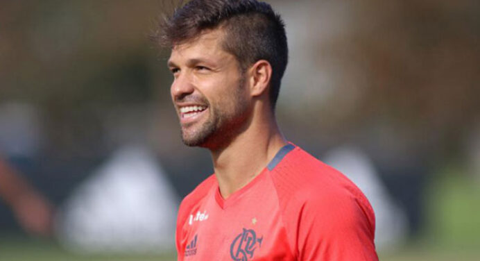 Diego interage com fãs no Facebook e revela sonhos pelo Flamengo