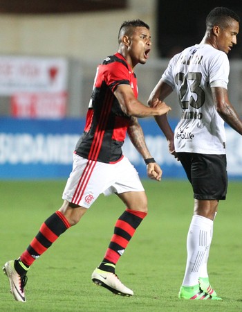 Everton comemora golaço sobre o Figueirense: sequência e confiança em alta (Foto: Gilvan de Souza/Flamengo)