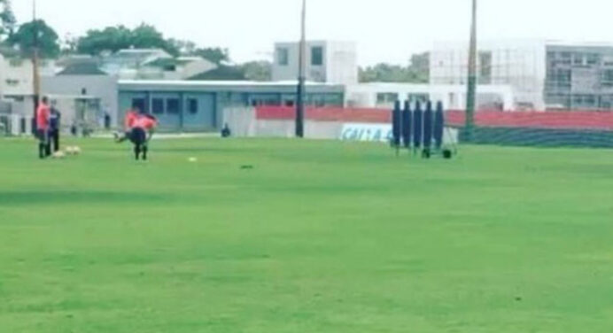 Alan Patrick marca golaço de falta em treino do Fla