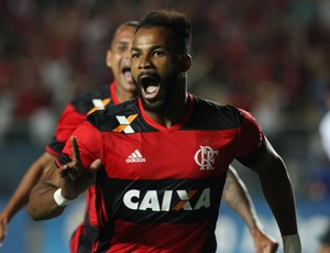 Fernandinho comemora o terceiro gol rubro-negro contra o Figueirense, o da classificação (Foto: Gilvan de Souza/Flamengo)