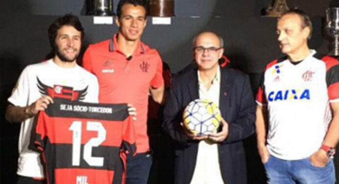 Damião entrega bola do gol 12 mil do Flamengo ao museu do clube