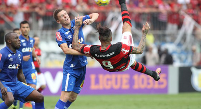 Mengão vira no fim, coloca Cruzeiro no Z-4 e mantém 100% em Cariacica